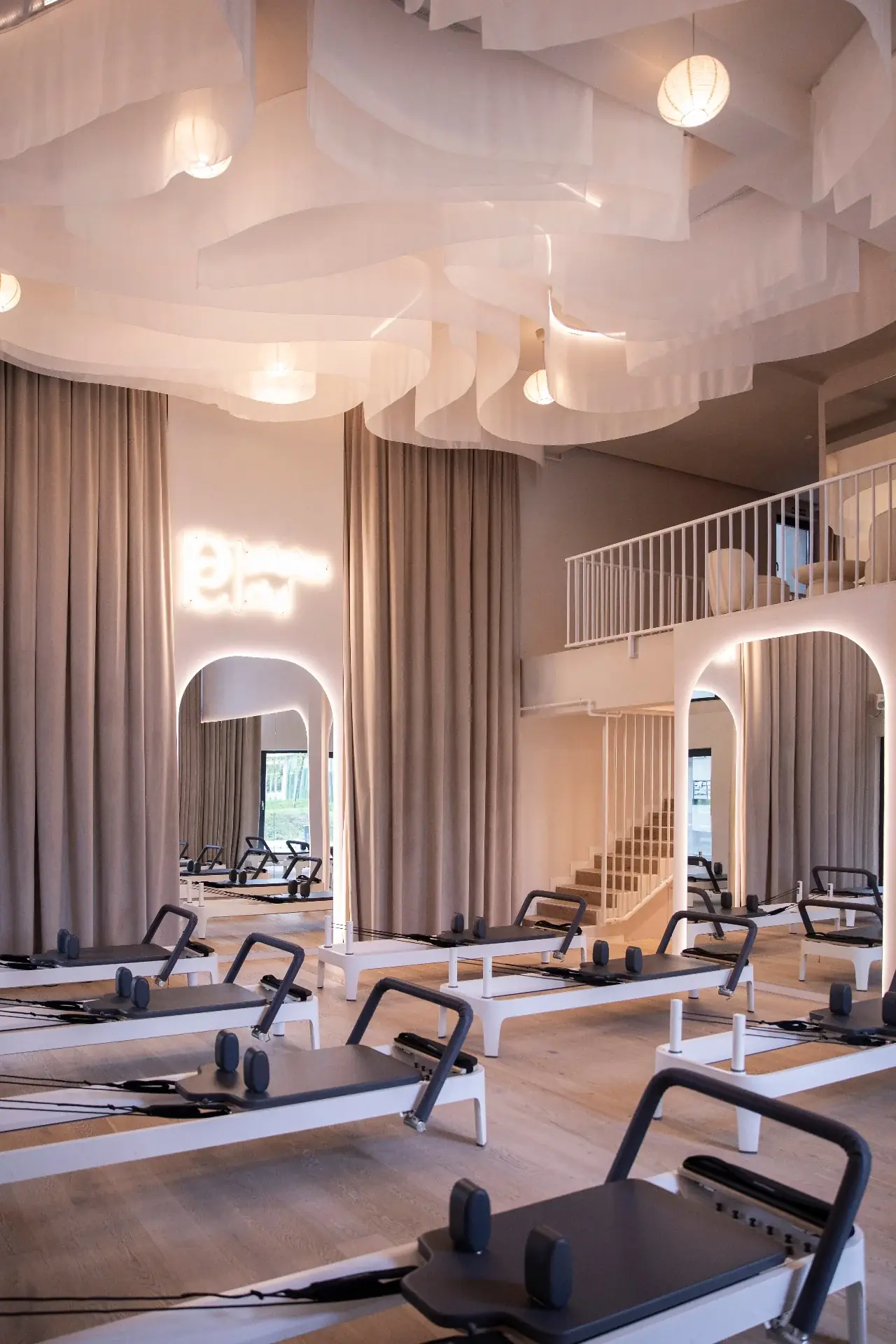 Studio Pilates Cluj 2 - Parcul Feroviarilor, sală spațioasă cu aparate Reformer și design elegant