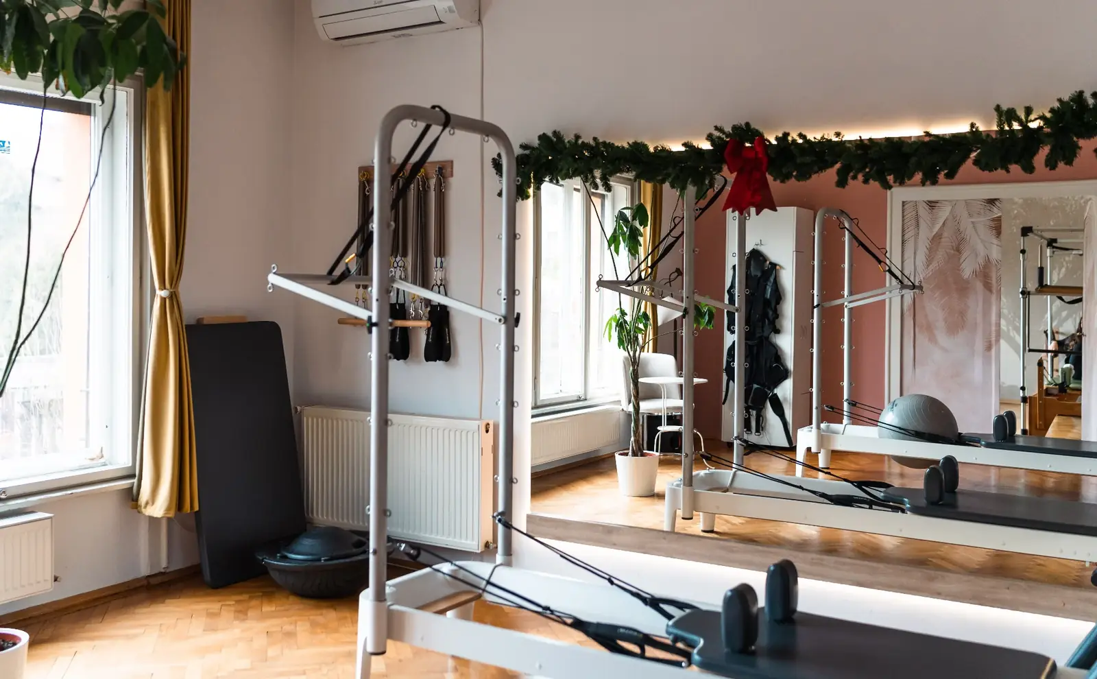 Sala de Pilates Reformer cu decor de iarnă la studio Republicii