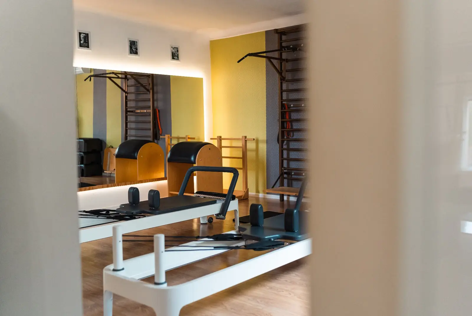 Studio Pilates Cluj cu aparate reformer și echipamente