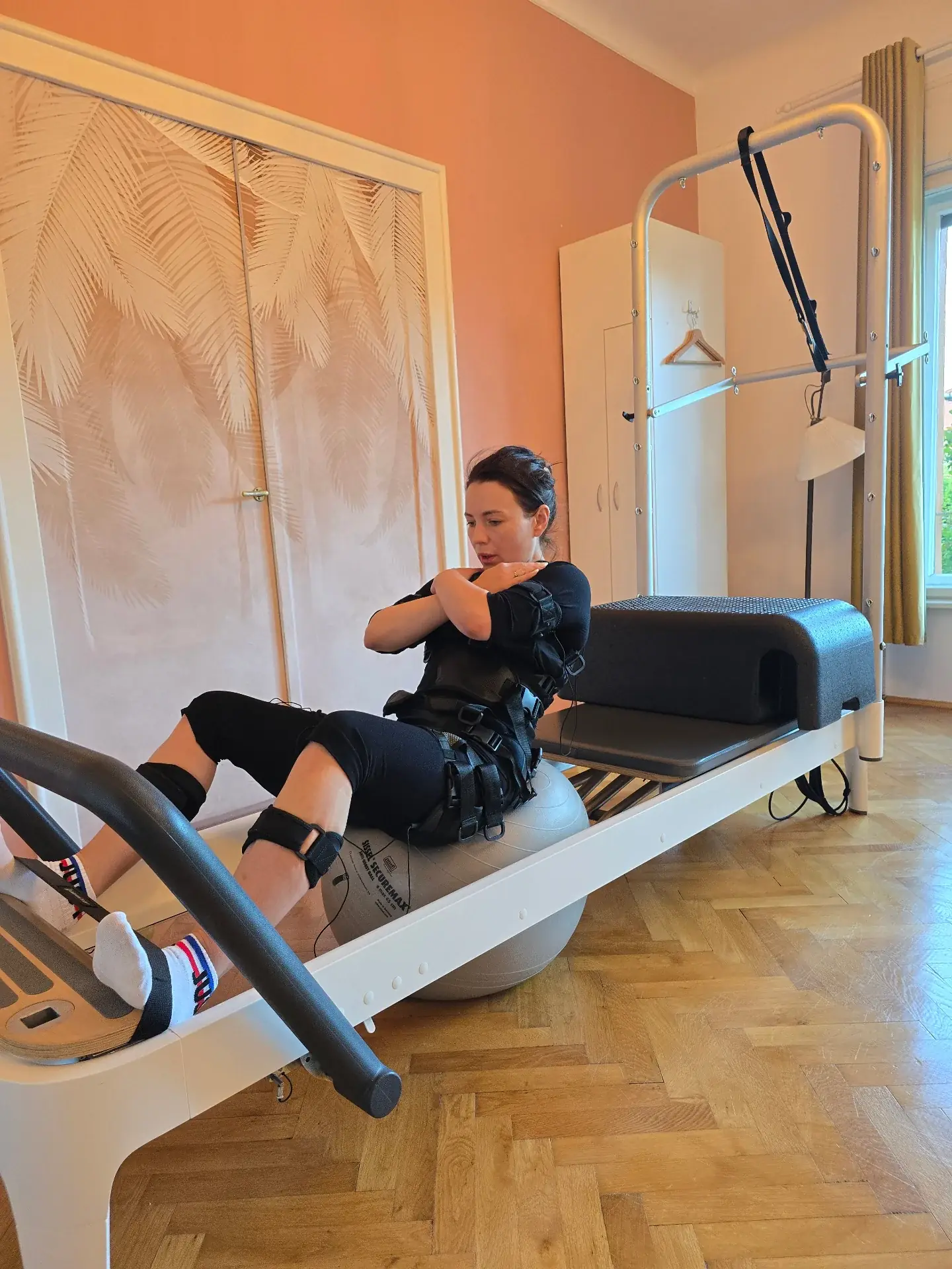 Sesiune EMS combinată cu Pilates Reformer