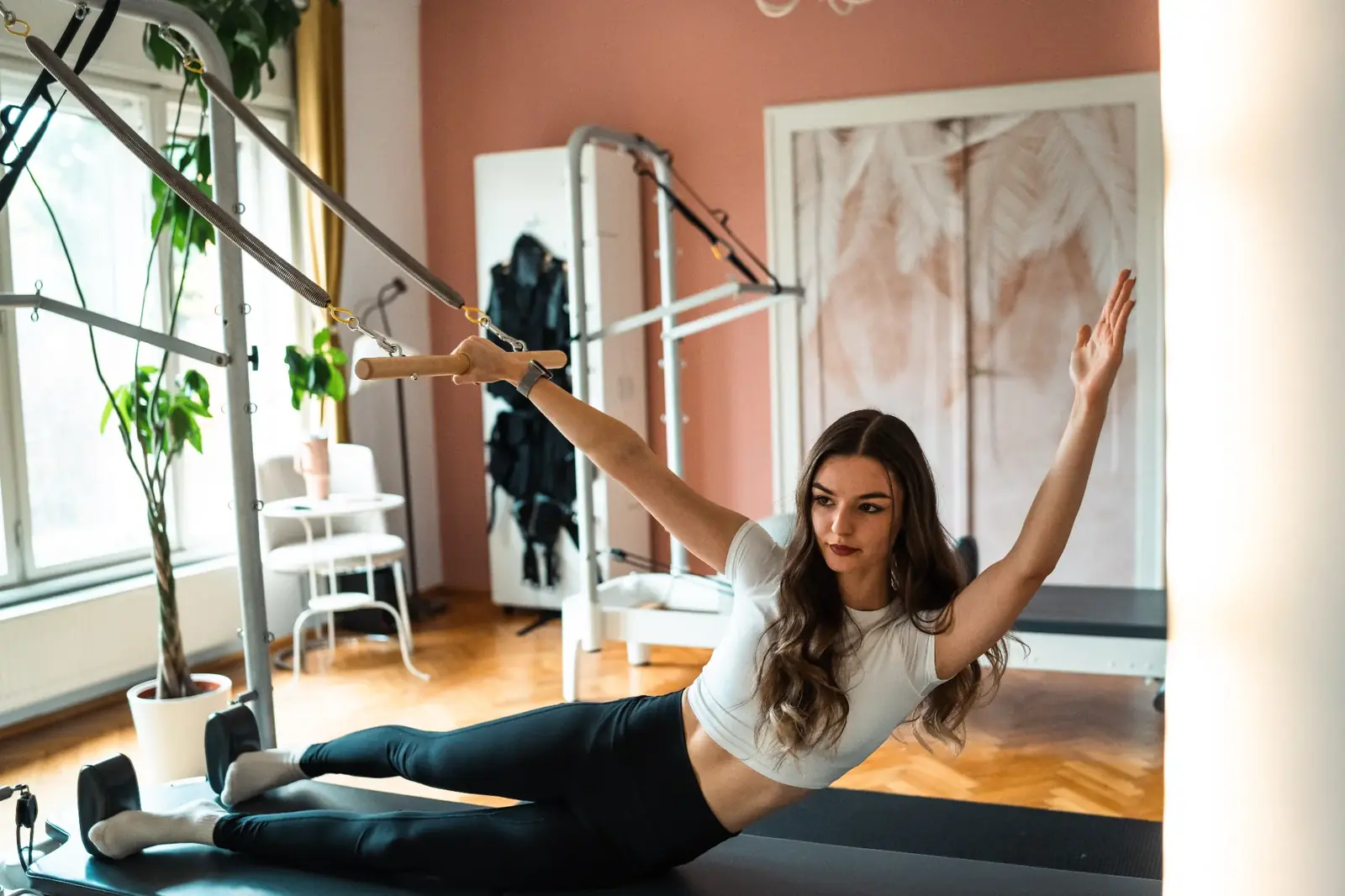 Clientă executând exercițiu pe Cadillac la studio Republicii