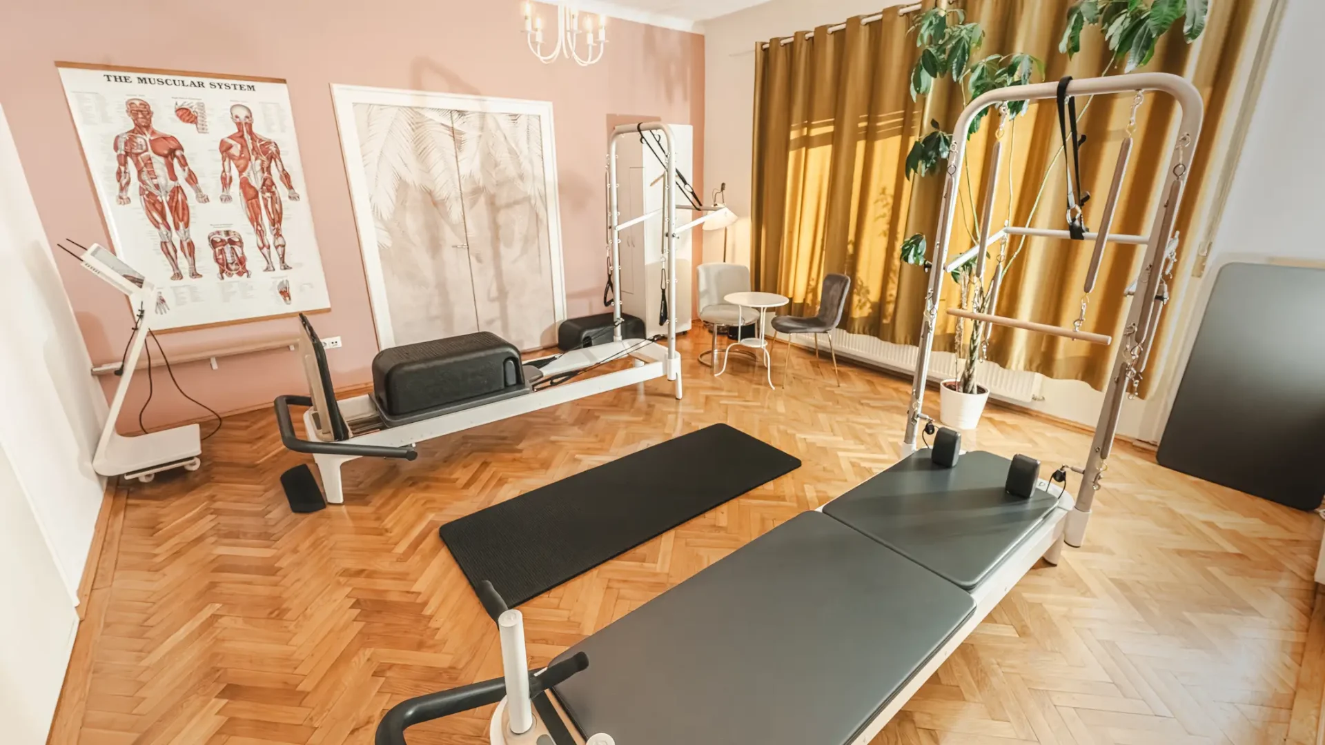 Studio Pilates Cluj - sală cu reformer și cadillac