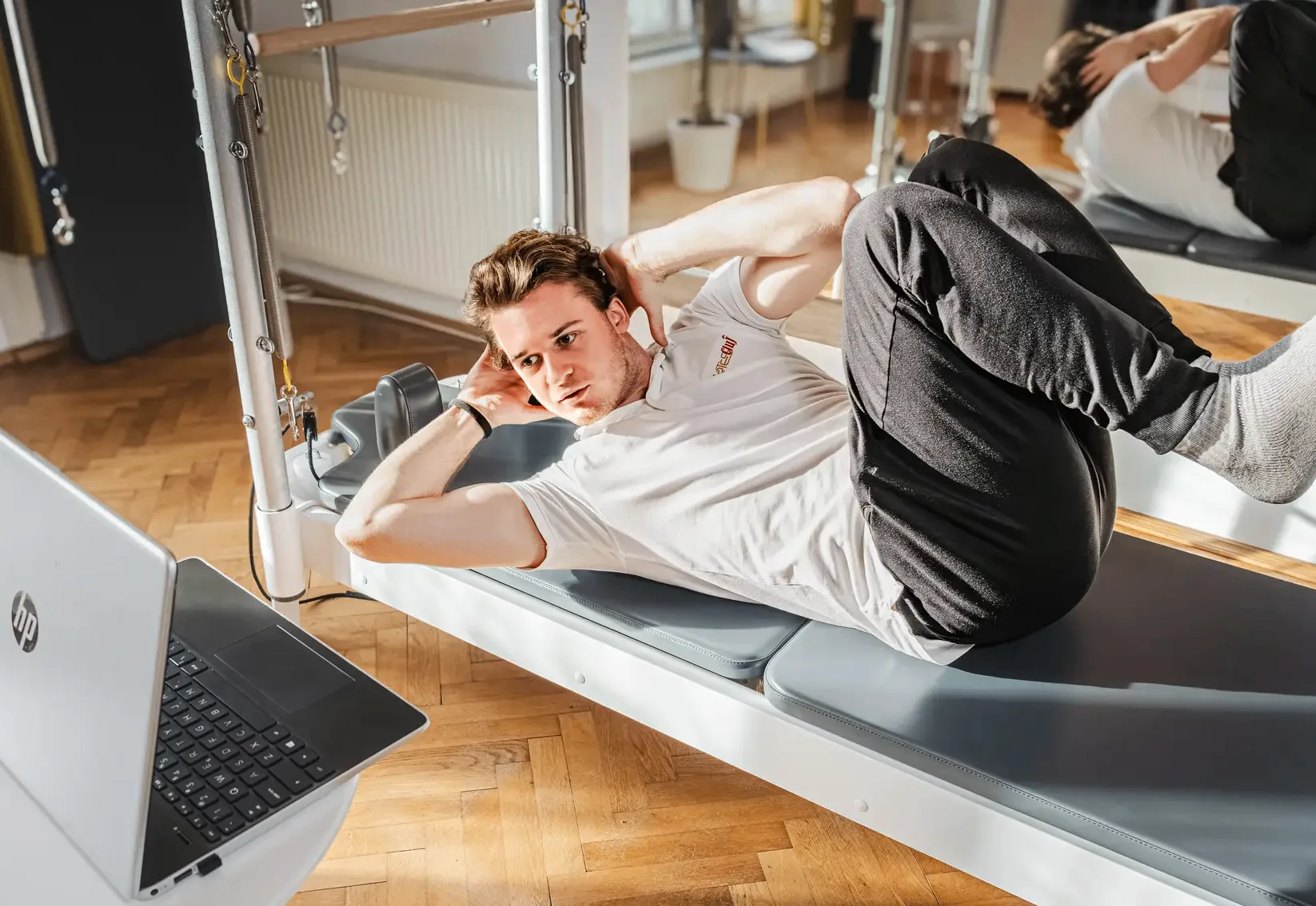 Antrenament online individual de Pilates urmărit pe laptop